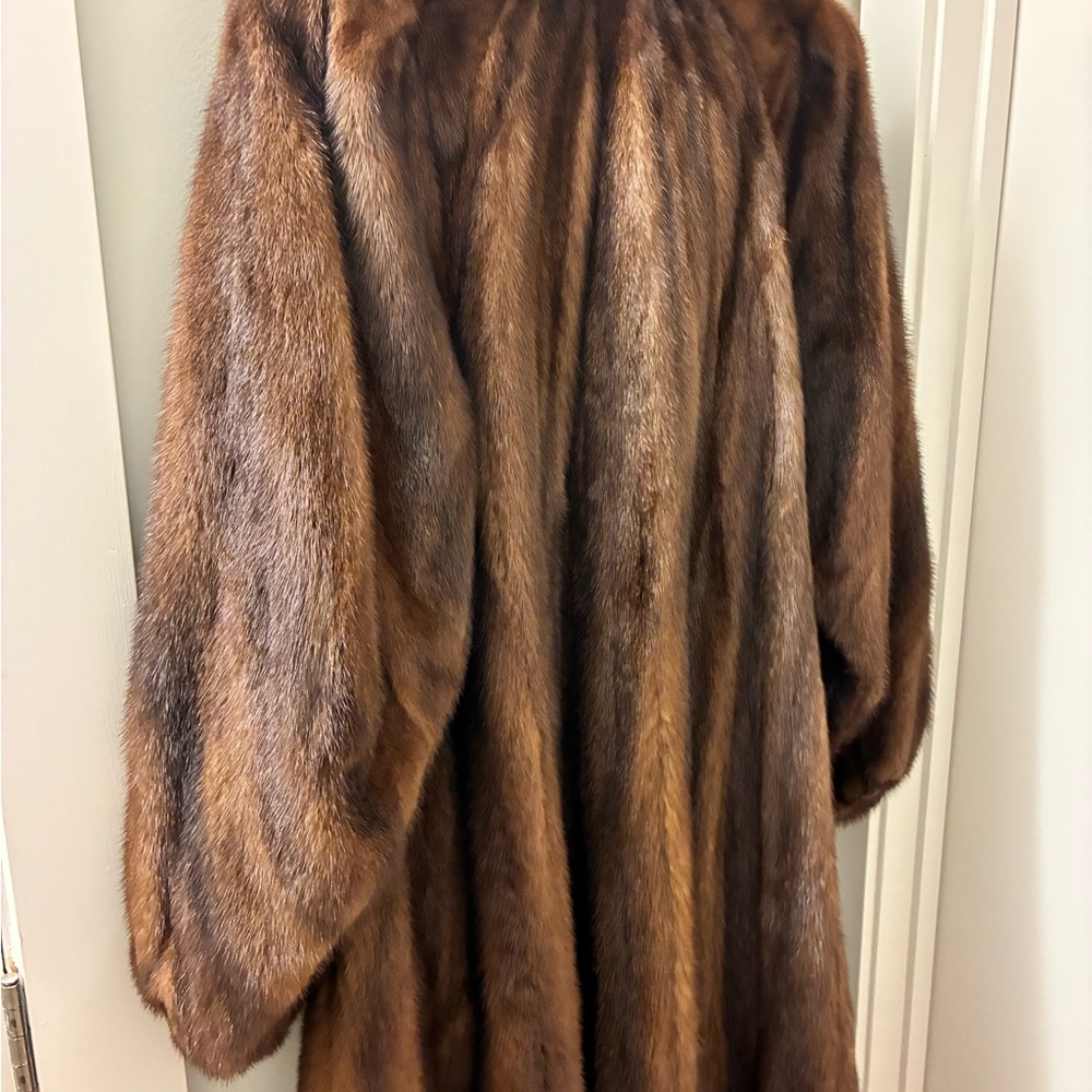 Luxurious Brown Fur Coat - Picture 9 of 11